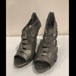 Diva Size 8 Heals - Steel Gray Color